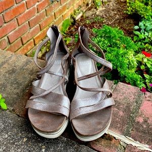 Eileen Fisher Strappy Leather sandals size 9